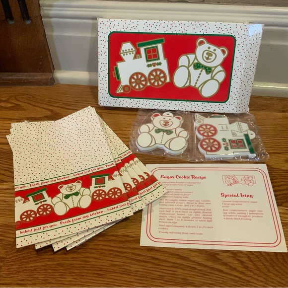 Avon Holiday Vintage Cookie Cutter Set Recipe Cutters Bags Avon